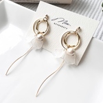 ゆれるコットンパールと花びらのピアス / チタンピアス/樹脂ピアス / ネジ式イヤリング / 樹脂ノンホール