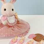 ウサギベビー🐰のクッキーとピンクのバスケット　　　ミニチュアハンドメイド　　