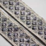 インド刺繍リボンᢂシルクリボン【ホワイトエッジ!/グレイッシュブルー】刺繍リボン 刺繍リボン トリム ブレード ジャガードリボン チロリアンテープ レース チュールレース