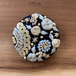 ビーズ刺繍くるみボタン（ヘアゴム/ブローチ）