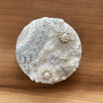 ビーズ刺繍くるみボタン（ヘアゴム/ブローチ）