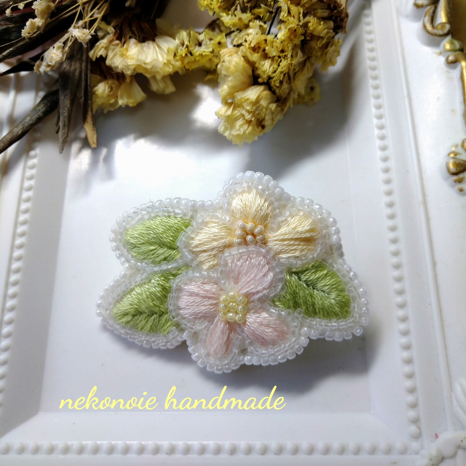 刺繍ブローチ - コサージュ・ブローチの人気通販 | minne 日本最大級の ...