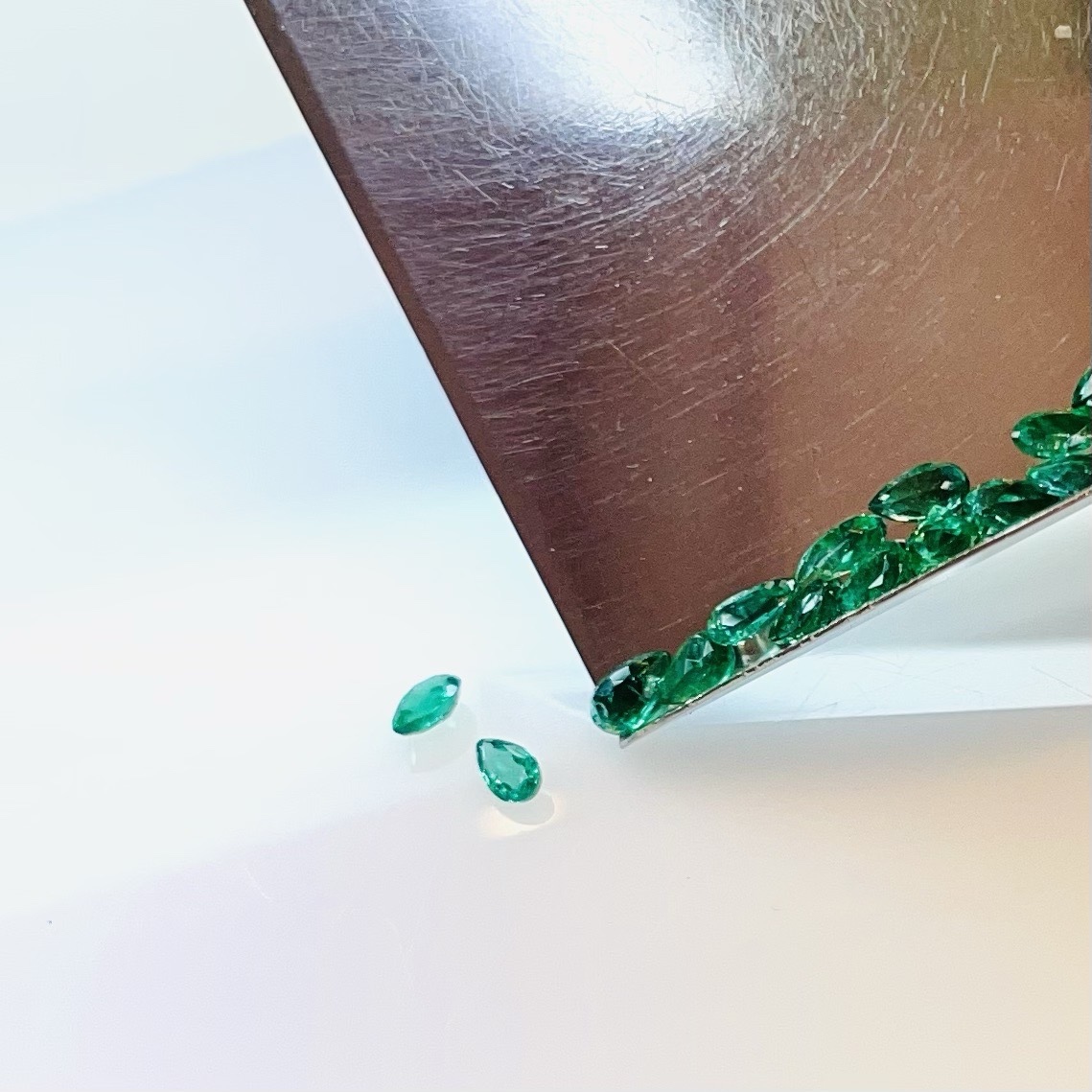 K18(18金)高品質エメラルドとモルガナイトのペアシェイプリング【セミ