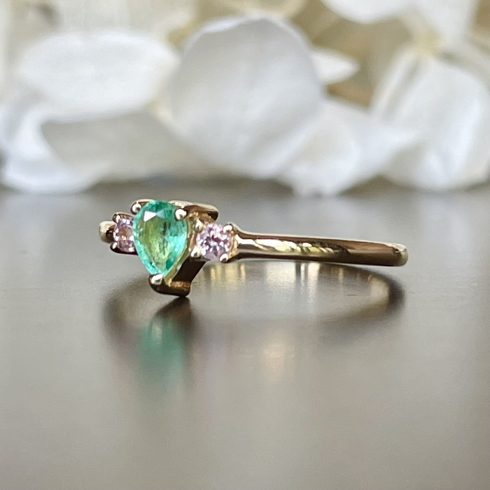 K18(18金)高品質エメラルドとモルガナイトのペアシェイプリング【セミ