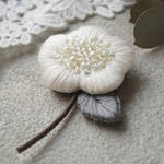 ▷新作◁ 煌めくお花の刺繍ブローチ［オフホワイト］