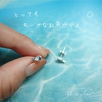  ё ちーさなお魚ピアス　ドット柄　極小　さかな　ワンポイント　夏