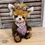 胸にピンクパープルのレッサーパンダ
