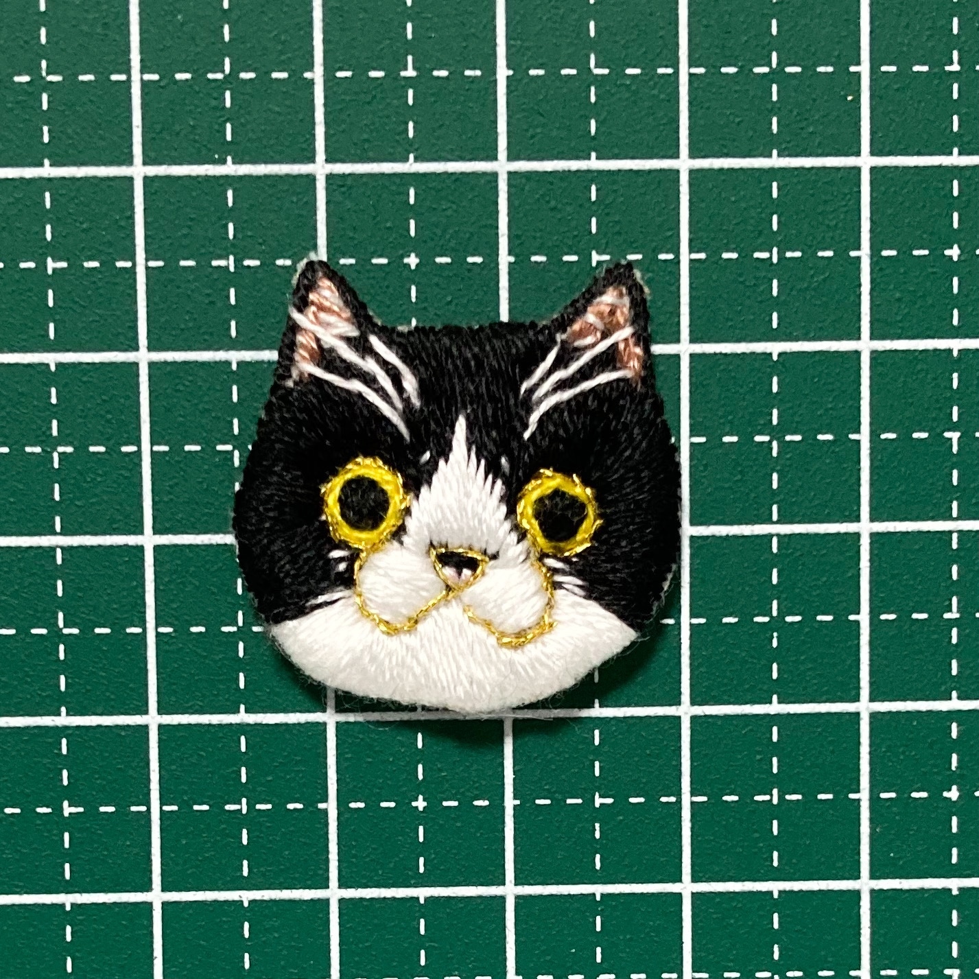 カヤ　　☪︎⋆☽様　猫　レジンヘアゴム　グレーハチワレ　お花飾り 素敵なねこさん ハロウィーンレジンアクセサリー ねこレジン