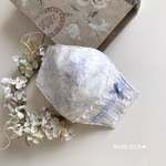 💓 ワイド幅　オフホワイト×ブルーグラデーション＊ローズ&リボン柄コットンプリントと接触冷感ガーゼで作った立体マスク　プリーツチュールレース&水色にホワイトローズ柄チロル　水色リボン　ポケットタイプ