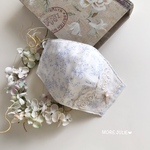 💓 ワイド幅　オフホワイト×ブルーグラデーション＊ローズ&リボン柄コットンプリントと接触冷感ガーゼで作った立体マスク　生成りローズ柄チュールレース&ホワイトローズ柄チロル　淡ベージュリボン　Pタイプ