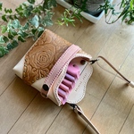 ヌメ革ナチュラル、ローズ型押しキャメルのシザーケース