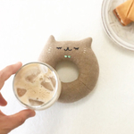 ちょっと風になびくブラウン猫さんのドーナツコースター/チョコミントリボン付き