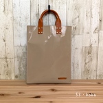 お値引きします！　※ちょっと難あり※ カチッと エナメル トートバッグ　ミルクティー色