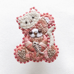 猫をかぶったしょぼんベア　刺繍ブローチ　レッド