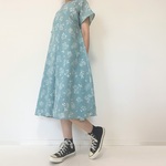 ステッチ刺繍調＊草花柄のフレアワンピース＊やわらかダブルガーゼ＊コットン100％＊半袖＊ペールブルー