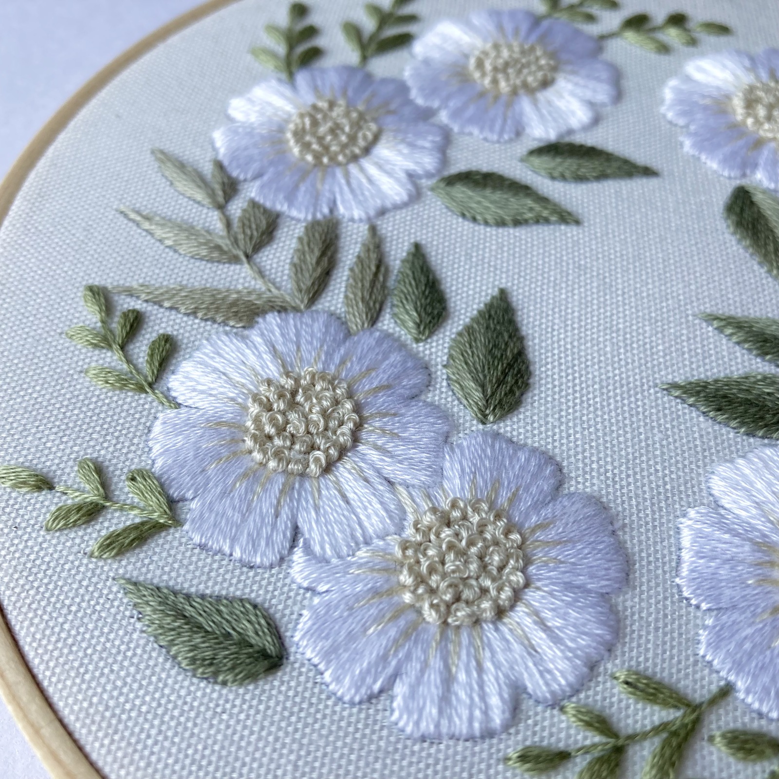 刺繍キット】純白花のリース 安心動画解説付き 手作りキット は