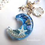 煌めく海の三日月キーホルダー　レジン