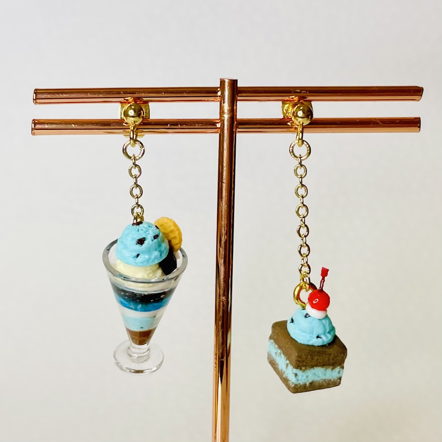 チョコミントパフェのミニチュアピアス - nounours café | minne byGMO