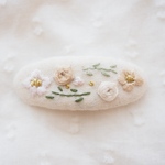 ふっくらお花の刺繍パッチンピン（ベージュ）　キナリ／ヘアピン／ベビー／送料無料