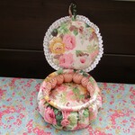 《ご依頼品》ふた付きパフの小物入れ（YUWAバラ柄）