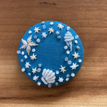 ビーズ刺繍くるみボタン（ヘアゴム/ブローチ）