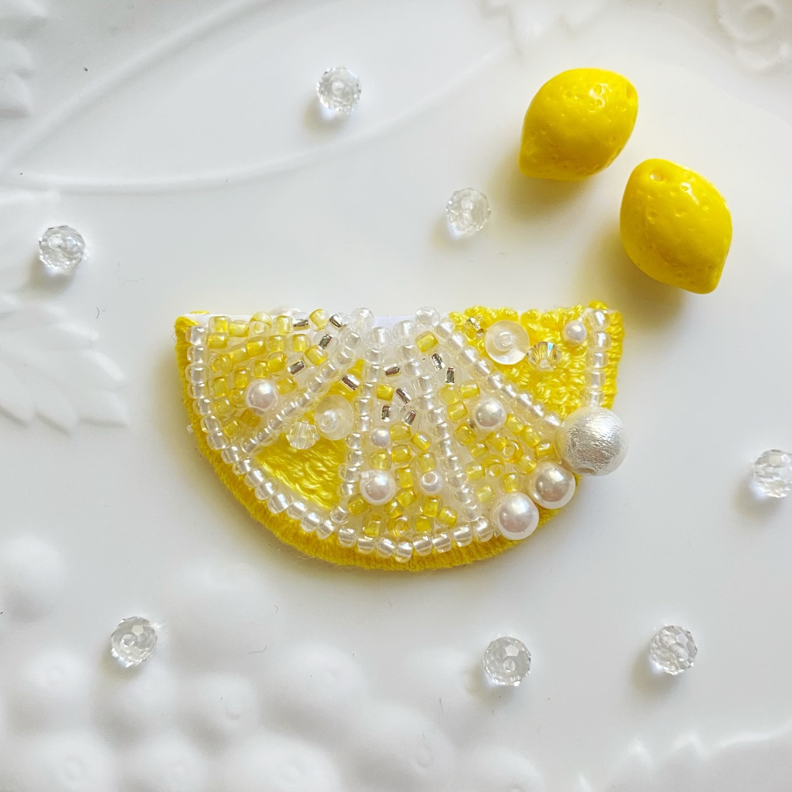 M.K.R.K⭐︎ レモン オレンジ ビーズ 刺繍 ブローチ ハンドメイド ビーズ 刺繍 ブローチ ハンドメイド レモン No.311 - メルカリ