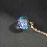 スタージルコニアが輝くカラフルな宇宙玉レジンの球体ネックレス 