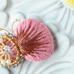 ＜ Eternal Butterfly ～ イロドル蝶の装身具 ～＞刺繍ブローチ『ローズピンク×ブロンズブラウン』