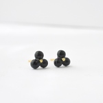 まるい天然石の小さいお花ピアス　オニキス　シンプル　サージカルステンレス　上品　ブラック　黒