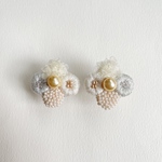 【ピアスのみ】チェコビーズとプックリ刺繍の耳飾り