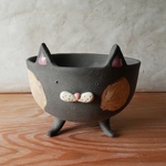手のひらサイズのねこ植木鉢　黒サビ風