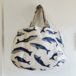 普段使いのマチたっぷりトートバッグ　クジラ柄 　