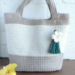 【送料込み】プルメリアタッセル付き ツートーントートバッグ👜   