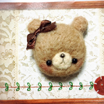 羊毛フェルトブローチ茶リボンくまちゃん♪