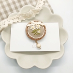 カモミール刺繍のくるみボタンブローチ