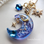 時を刻むお月様の銀河キーホルダー　レジン