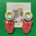 ピンク猫とカラフルレトロフラワーカボション✳ピアス､イヤリング✳猫 ねこ ネコ  個性的 韓国 アンティーク 昭和レトロ 古着 レトロポップ 昭和レトロ キッチュ ピンク ドット 80S