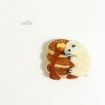 ぎゅーっとするシロクマさんのブローチ