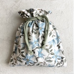 水色の花柄の巾着袋