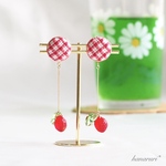 ギンガムチェックの刺繍イヤリングorピアス《いちご》