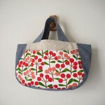 北欧風　さくらんぼ柄　横長ぷっくりBAG　マチ　前ポケット  ホワイト系♪　綿麻ダンガリー調　ドット四角パッチ