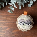  手刺繍と編みかごの針山さん