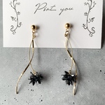 【セール中✨】キラキラ星のチャームとウェーブメタルのピアス(ブラック)　　　イヤリング変更OK