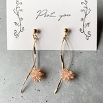 キラキラ星のチャームとウェーブメタルのピアス(オレンジベージュ)　　　イヤリング変更OK