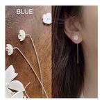 【SILVA】《お花を耳に飾りましょう・ピアス》涼し気なシェルで作られたお花。