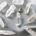 【訳ありお買い得】涼しげ*氷みたいな天然石クリスタルマスクイヤリング【マスクチャーム/ファスナーチャーム】【クリアオーロラ】