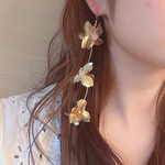 【new】3連　ゴールド　フラワー　ピアス　イヤリング　花びら　ゆらゆら　マットゴールド　ブライダルアクセサリー　ウェディングアクセサリー　お呼ばれ
