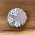 刺繍くるみボタン（ヘアゴム/ブローチ）