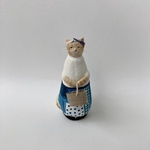 ⑦パッチワークスカートの猫　見つめる（茶トラ）