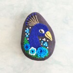 刺繍ブローチ『ユメミルクジャク』